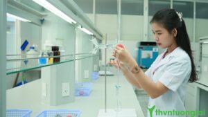 Bên cạnh chuyên môn, sự cẩn thận, chính xác và tuân thủ quy trình là những yếu tố quan trọng đối với người làm việc trong phòng xét nghiệm